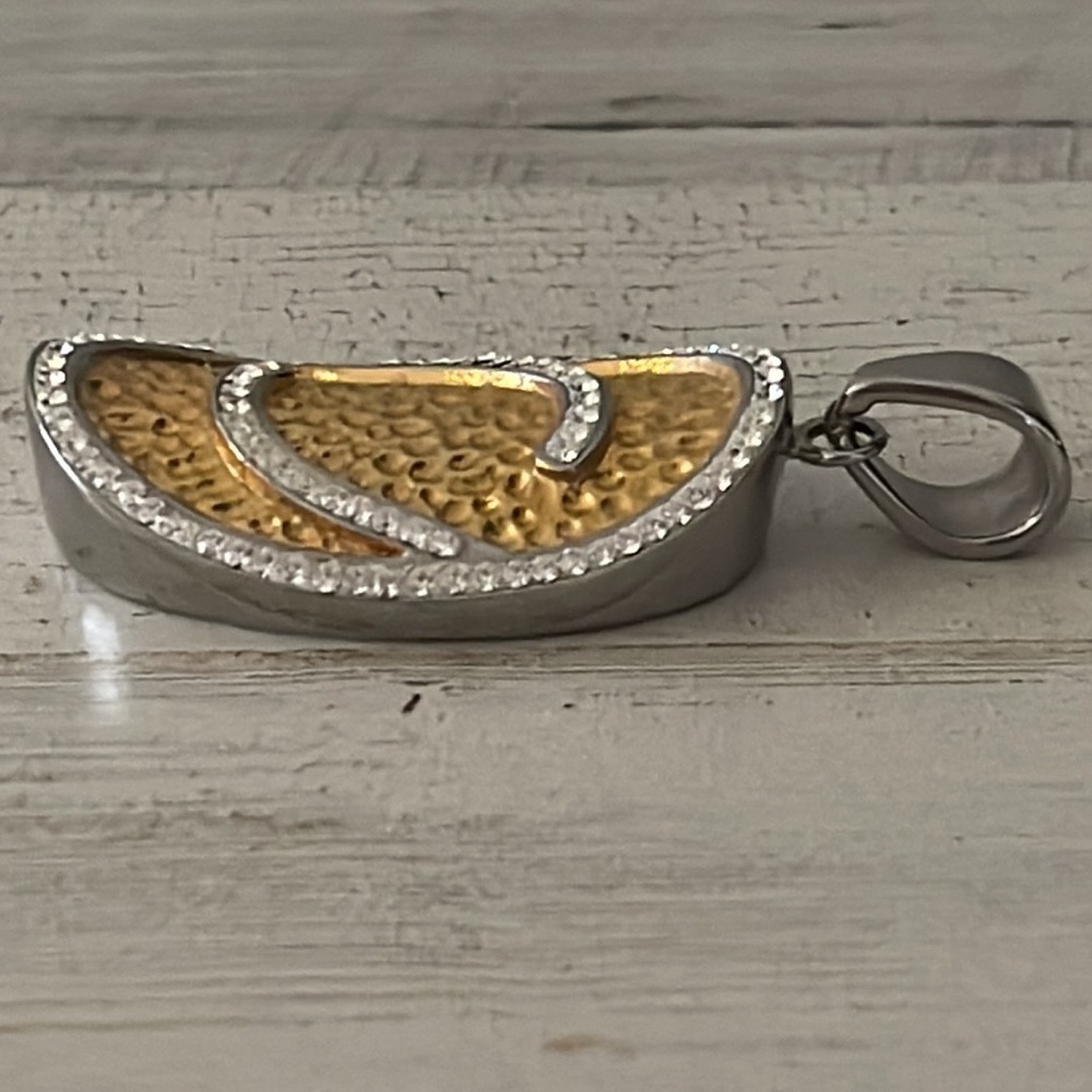 Nadri Hammered Gold Tone Crystal Oval Statement Pendant - Picture 6 of 7